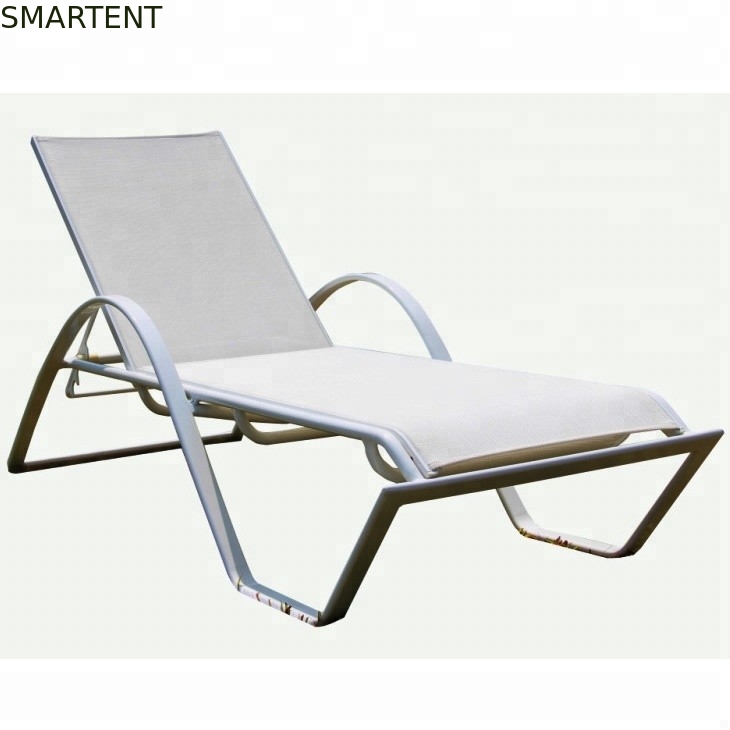Chaise-lounge piegante leggera bianca piegante accatastabile della spiaggia dell'anti ruggine della sedia di salotto della spiaggia fornitore